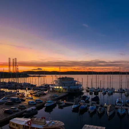 Yacht Marina アパート プーラ